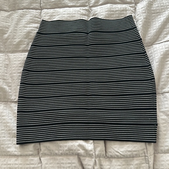 BCBG Maxazria skirt stretchy fabric. Perfect condition - Picture 2 of 3
